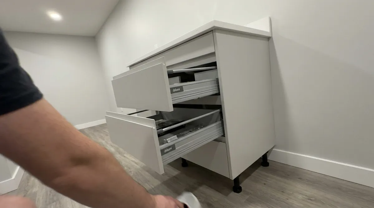 Vanité de salle de bain sur mesure en mélamine adaptée à un sous-sol au Québec