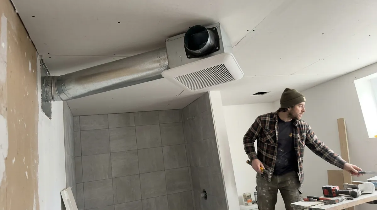 Ventilateur de salle de bain de sous-sol évacuant l'humidité vers l'extérieur