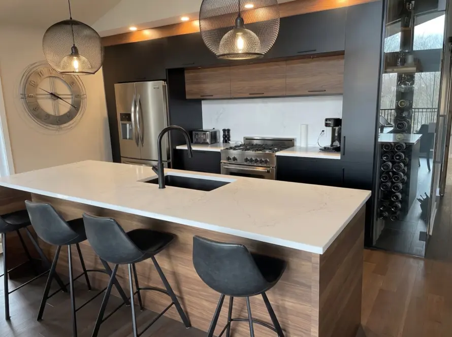 Cuisine sur mesure avec îlot et comptoir en quartz