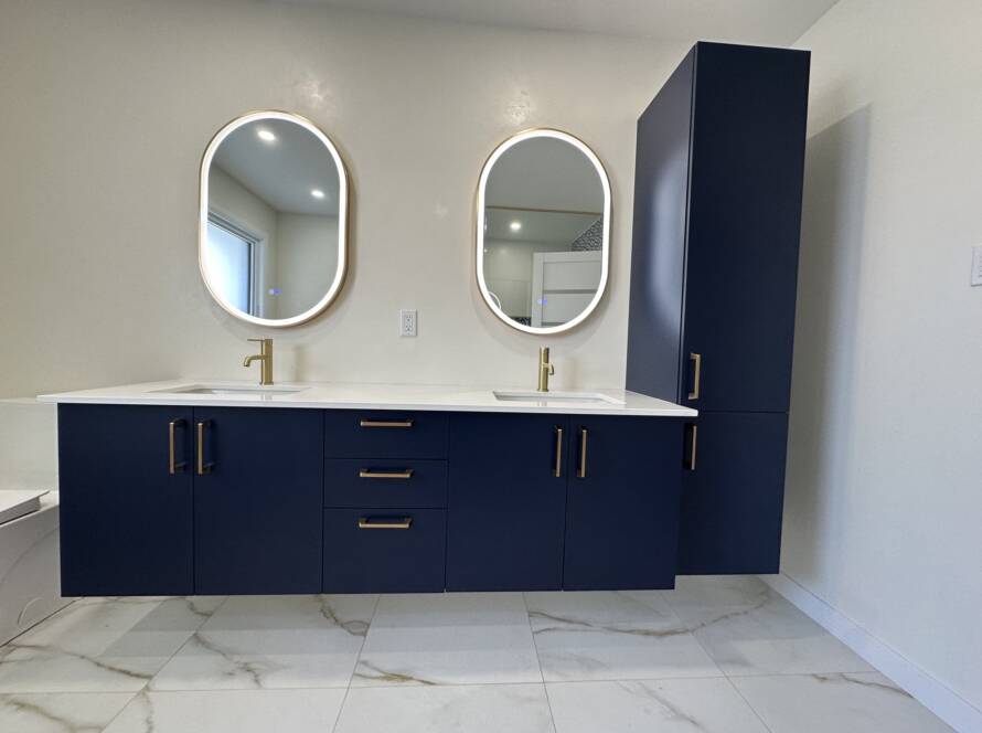 Salle de bain rénovée avec vanité sur mesure à Saint-Hubert