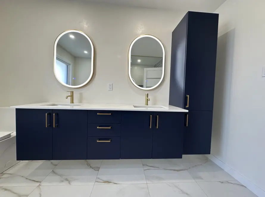 Salle de bain rénovée avec vanité sur mesure à Saint-Hubert